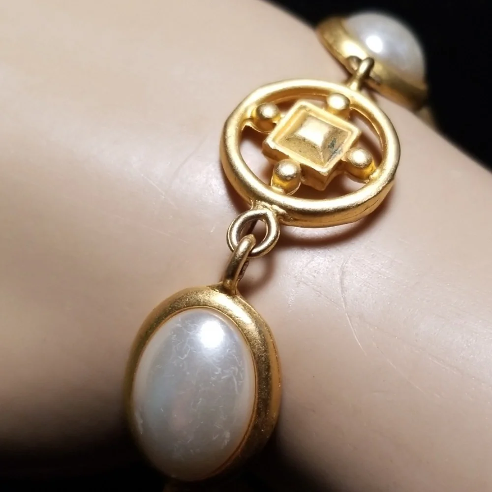 Vintage Mid Century Faux Pearl Brushed Goldtone Metal Lobster Clasp Bracelet - Picture 12 of 12